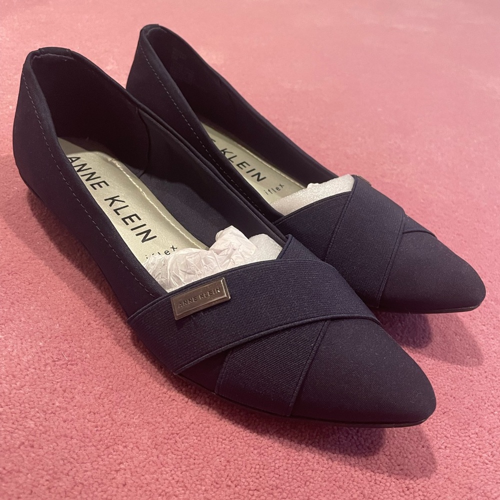 Anne Klein Women’s Oalise Pointed Toe Flats, size 9M, Navy.